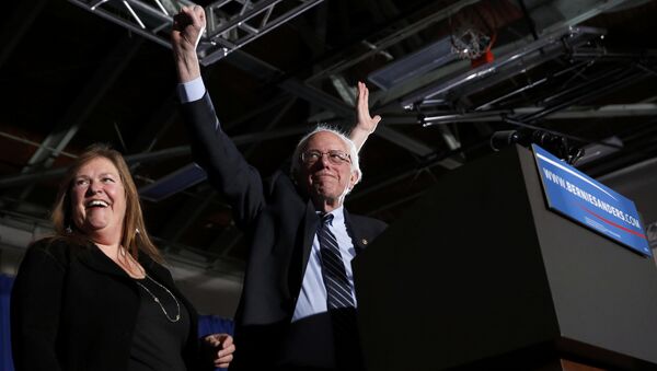 Democratic U.S. presidential candidate Bernie Sanders thrusts his fist in the air as he arrives with his wife Jane at his 2016 New Hampshire presidential primary night victory rally in Concord, New Hampshire February 9, 2016 - Sputnik International