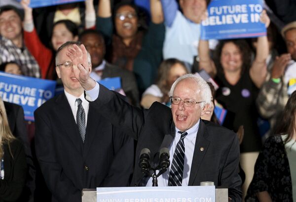 US Democratic presidential candidate Bernie Sanders smiles after winning at his 2016 New Hampshire presidential primary night rally in Concord, New Hampshire February 9, 2016. US Democratic presidential candidate Bernie Sanders smiles after winning at his 2016 New Hampshire presidential primary night rally in Concord, New Hampshire February 9, 2016. - Sputnik International
