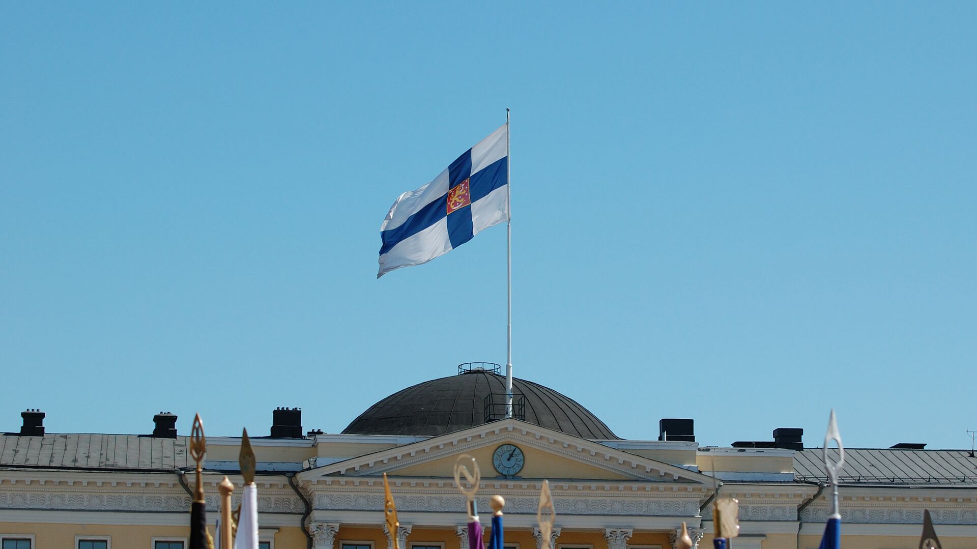 Finnish flag flying on the Palace of the Council of State, Helsinki - Sputnik International, 1920, 14.09.2021