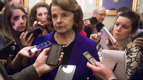 Senate Intelligence Chairwoman Dianne Feinstein (C), a Democrat from California, speaks to reporters about the committee's report on CIA interrogations at the US Capitol in Washington, DC, December 9, 2014. - Sputnik International