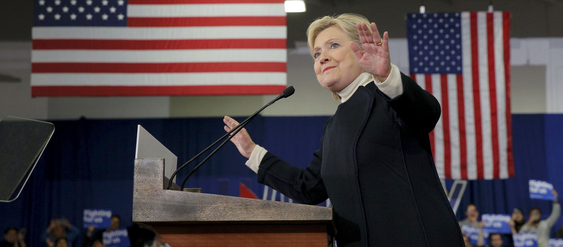 Democratic US presidential candidate Hillary Clinton speaks to supporters at her 2016 New Hampshire presidential primary night rally in Hooksett, New Hampshire, 9 February 2016 - Sputnik International, 1920, 06.11.2020