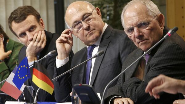 French Economy Minister Emmanuel Macron (L), French Finance Minister Michel Sapin (C) and German Finance Minister Wolfgang Schaeuble (R) attend a news conference as part of a Franco-German Economic and Financial Council at the Bercy Finance Ministry in Paris, France, February 9, 2016. - Sputnik International