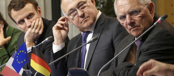 French Economy Minister Emmanuel Macron (L), French Finance Minister Michel Sapin (C) and German Finance Minister Wolfgang Schaeuble (R) attend a news conference as part of a Franco-German Economic and Financial Council at the Bercy Finance Ministry in Paris, France, February 9, 2016. - Sputnik International