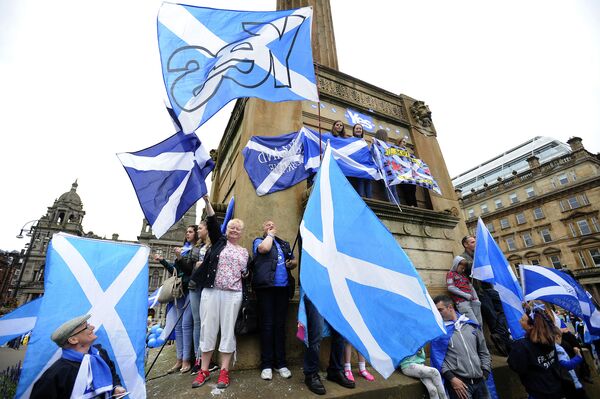Pro Independence supporters waves the Scottish flag during a rally in George Square in Glasgow, Scotland, on September 19, 2015. Pro Independence supporters waves the Scottish flag during a rally in George Square in Glasgow, Scotland, on September 19, 2015. - Sputnik International