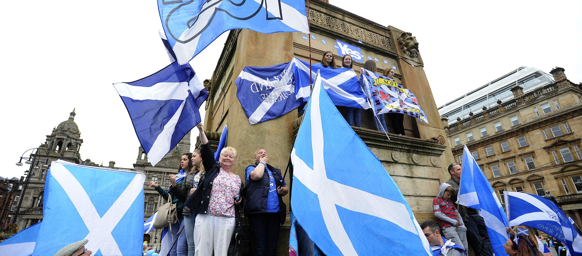 Pro Independence supporters waves the Scottish flag during a rally in George Square in Glasgow, Scotland, on September 19, 2015. - Sputnik International, 1920