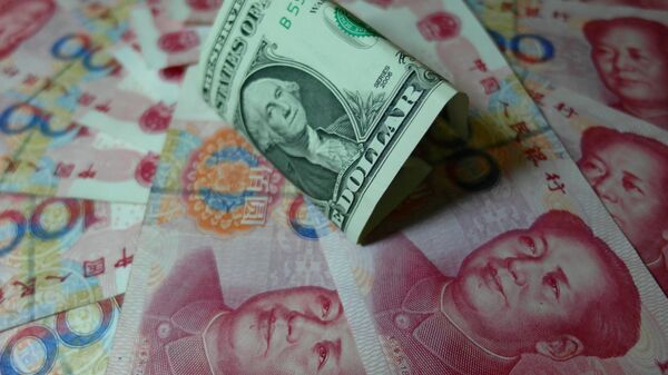 Yuan banknotes and US dollars are seen on a table in Yichang, central China's Hubei province on August 14, 2015 - Sputnik International