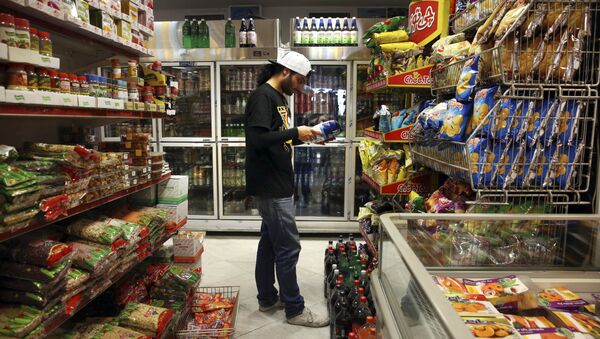 An Iranian shops in a supermarket in north Tehran, Iran, Wednesday, April 29, 2015 - Sputnik International