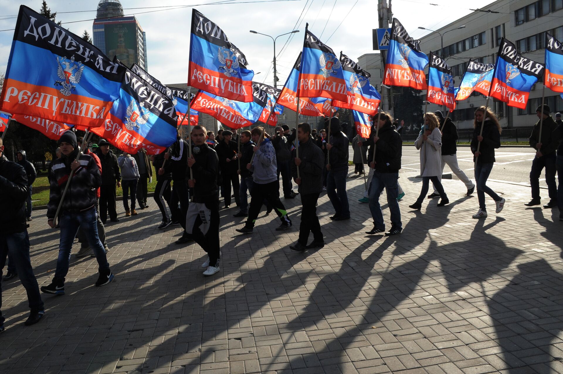 People carry flags of the self-proclaimed Donetsk People's Republic (DPR) during a ceremony for the presentation of the DPR flag at the Lenin square of Donetsk, on October 19, 2014 - Sputnik International, 1920, 18.02.2024