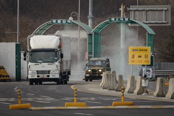 A vehicle leaving the Kaesong joint industrial zone passes through disinfectant spray before a checkpoint at the CIQ immigration centre near the Demilitarized Zone (DMZ) separating North an South Korea, in Paju on February 11, 2016 A vehicle leaving the Kaesong joint industrial zone passes through disinfectant spray before a checkpoint at the CIQ immigration centre near the Demilitarized Zone (DMZ) separating North an South Korea, in Paju on February 11, 2016 - Sputnik International