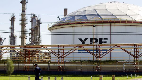 A man runs in front of a YPF oil company refinery plant in La Plata, Argentina (File) - Sputnik International