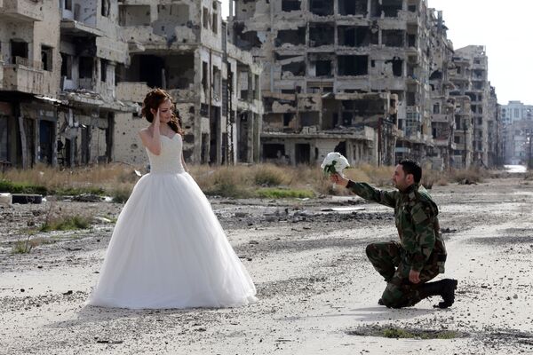 Love Blooms on the  Battlefield: A Wedding Amid the Ruins of Homs - Sputnik International