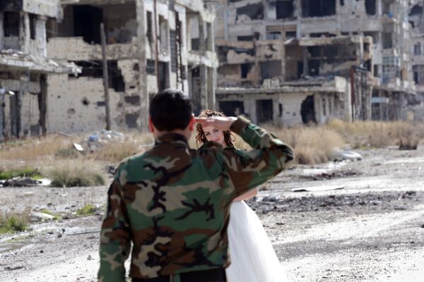 Love Blooms on the  Battlefield: A Wedding Amid the Ruins of Homs - Sputnik International