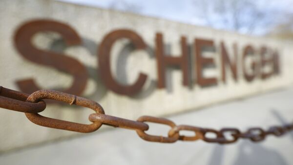A rusty chain hangs in front of the quay of the small Luxembourg village of Schengen at the banks of the river Moselle January 27, 2016. - Sputnik International