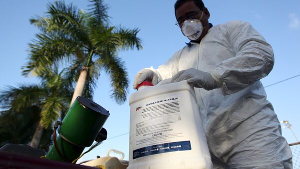 A health worker prepares insecticide before fumigating in a neighborhood in San Juan, January 27, 2016 - Sputnik International