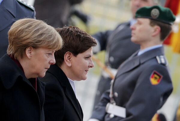 German Chancellor Angela Merkel (R) and Polish Prime Minister Beata Szydlo inspect the guard of honour during a ceremony at the Chancellery in Berlin, Germany, February 12, 2016. German Chancellor Angela Merkel (R) and Polish Prime Minister Beata Szydlo inspect the guard of honour during a ceremony at the Chancellery in Berlin, Germany, February 12, 2016. - Sputnik International