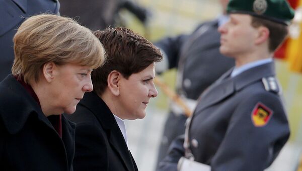 German Chancellor Angela Merkel (R) and Polish Prime Minister Beata Szydlo inspect the guard of honour during a ceremony at the Chancellery in Berlin, Germany, February 12, 2016. - Sputnik International