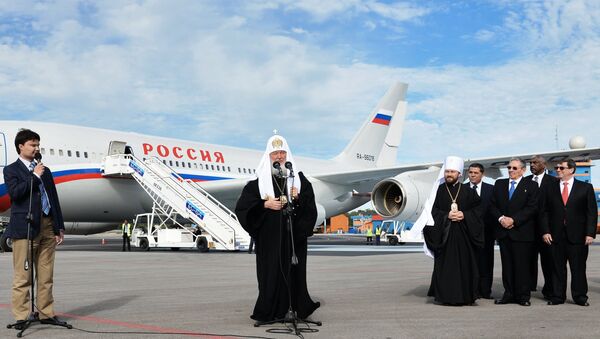 Patriarch of Moscow and All Russia Kirill (center) at Havana airport - Sputnik International