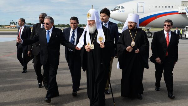 Patriarch of Moscow and All Russia Kirill (center) and President of the Council of State of Cuba Raul Castro (right in the foreground) during a meeting in Havana airport - Sputnik International