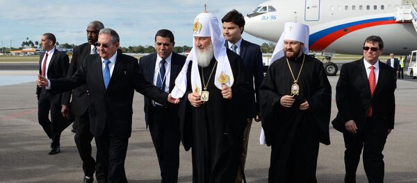 Patriarch of Moscow and All Russia Kirill (center) and President of the Council of State of Cuba Raul Castro (right in the foreground) during a meeting in Havana airport - Sputnik International