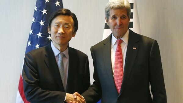 U.S. Secretary of State John Kerry, right, and South Korea's Foreign Minister Yun Byung-se shake hands during a meeting in Munich, Germany, prior to the start of the Munich Security Conference, Friday Feb. 12, 2016 - Sputnik International