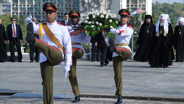 Russian Orthodox Patriarch Kirill (R) takes part in the wreath laying ceremony at Revolution Square in Havana, on February 12, 2016 - Sputnik International