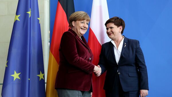 German Chancellor Angela Merkel (L) and Polish Prime Minister Beata Szydlo shake hands after a press statement at the Chancellery in Berlin on February 12, 2016 - Sputnik International