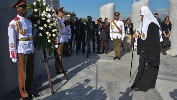 Russian Orthodox Patriarch Kirill (R) takes part in the wreath laying ceremony at Revolution Square in Havana, on February 12, 2016 - Sputnik International