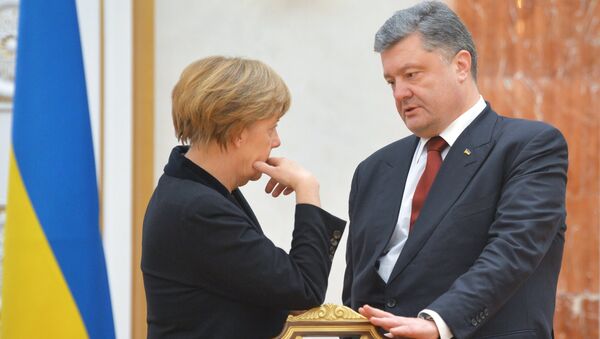 German Chancellor Angela Merkel and Ukrainian President Petro Poroshenko before an expanded meeting to discuss a peace plan for Ukraine, held by the Russian, German, French and Ukrainian leaders - Sputnik International