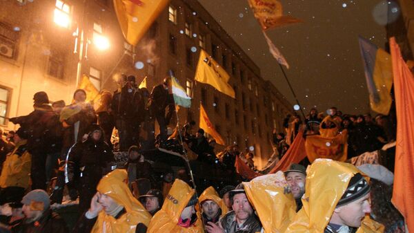 V. Yushchenko supporters at the Ukrainian President administration building. File photo - Sputnik International