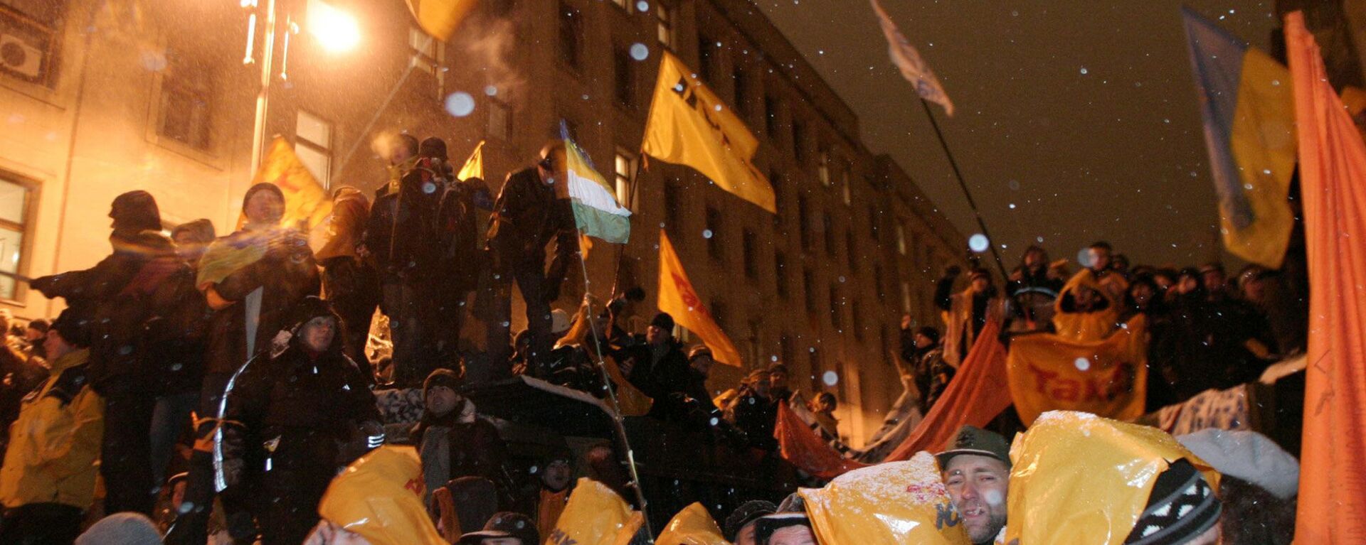 V. Yushchenko supporters at the Ukrainian President administration building. File photo - Sputnik International, 1920, 21.11.2024