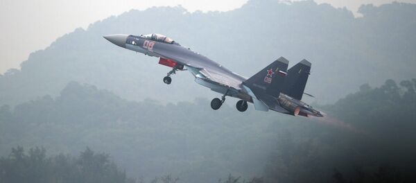 A Sukhoi SU-35 fighter jet takes off during a test flight ahead of the Airshow China 2014 in Zhuhai, South China's Guangdong province on November 10, 2014 A Sukhoi SU-35 fighter jet takes off during a test flight ahead of the Airshow China 2014 in Zhuhai, South China's Guangdong province on November 10, 2014 - Sputnik International