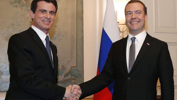 Russian Prime Minister Dmitry Medvedev, right, and French Prime Minister Manuel Valls meet on the sidelines of the Security Conference in Munich, Germany, Saturday, Feb. 13, 2016 - Sputnik International