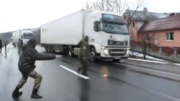 Nationalist activists in Ukraine blockade Russian trucks - Sputnik International