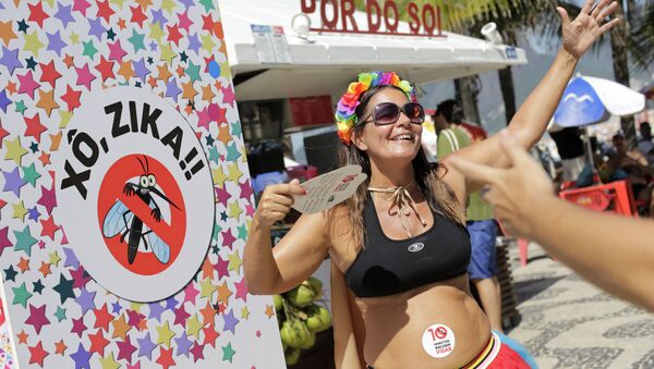 Viviane Oliveira, who's three months pregnant, dances next to a sign that reads in Portuguese : Get out Zika during a street carnival on Ipanema beach in Rio de Janeiro, Brazil, Sunday, Jan. 31, 2016 - Sputnik International