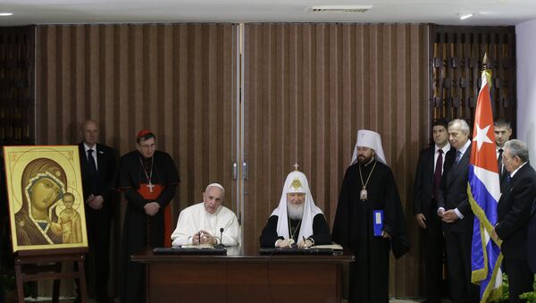Pope Francis (C-L) and the head of the Russian Orthodox Church, Patriarch Kirill (C-R) sign documents next to Cuban President Raul Castro (R) during a historic meeting in Havana on February 12, 2016 - Sputnik International