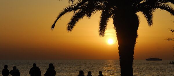 Walking along the embankment in Sochi duirng the sunset. - Sputnik International