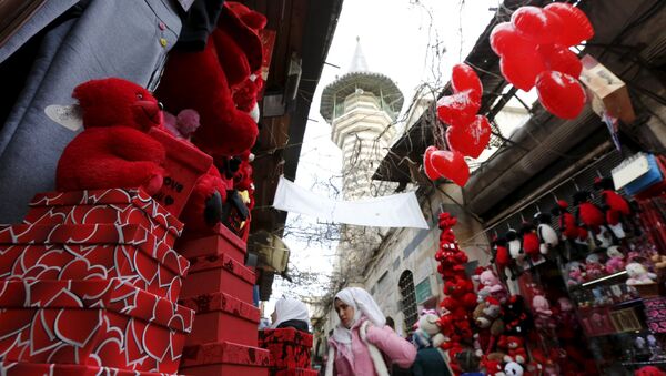 People shop for Valentine's Day gifts in al-Qaimaryeh street, in old Damascus, Syria February 11, 2016 - Sputnik International
