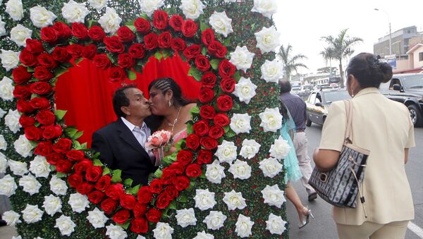A couple kiss while posing for a picture after a mass wedding ceremony ahead of Valentine's Day celebration in Lima, Peru - Sputnik International
