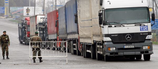Ukrainian customs and border service officers at the Hoptivka car border crossing on the Ukrainian-Russian border. (File) - Sputnik International