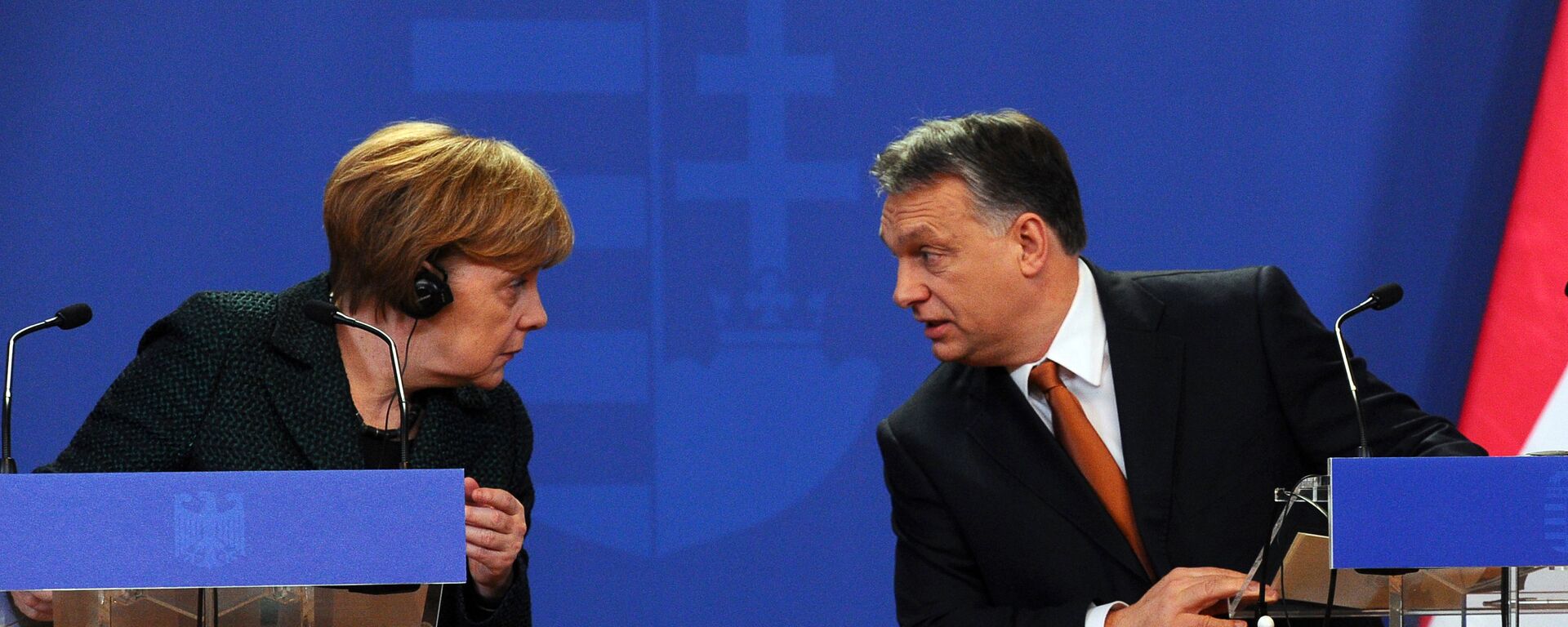 German Chancellor Angela Merkel (L) chats with her host Hungarian Prime Minister Viktor Orban (R) in the parliament building of Budapest on February 2, 2015 during their joint press conference during her first visit to Hungary in last five years. - Sputnik International, 1920, 30.03.2024