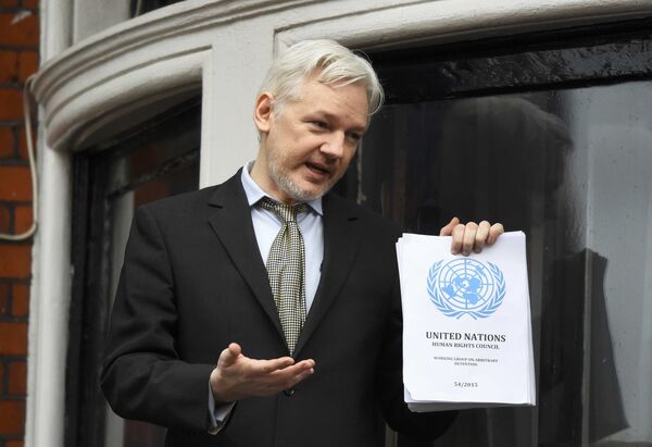 WikiLeaks founder Julian Assange holds a copy of a U.N. ruling as he makes a speech from the balcony of the Ecuadorian Embassy, in central London, Britain February 5, 2016. WikiLeaks founder Julian Assange holds a copy of a U.N. ruling as he makes a speech from the balcony of the Ecuadorian Embassy, in central London, Britain February 5, 2016. - Sputnik International