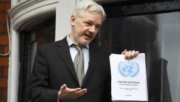 WikiLeaks founder Julian Assange holds a copy of a U.N. ruling as he makes a speech from the balcony of the Ecuadorian Embassy, in central London, Britain February 5, 2016. - Sputnik International