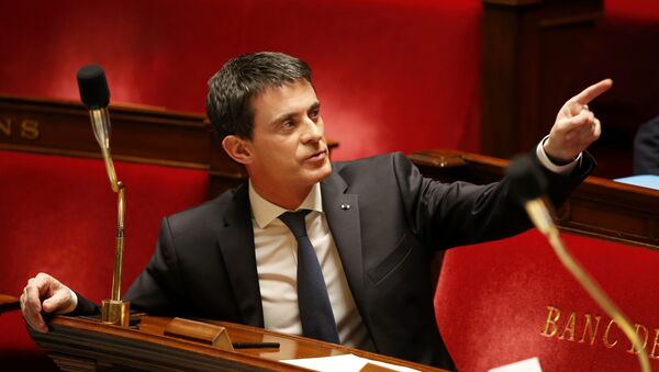 French Prime Minister Manuel Valls gestures before a vote on a constitutional reform bill that addresses the nationality question and would also make it easier to decree a state of emergency, at the National Assembly in Paris, France, February 10, 201 - Sputnik International