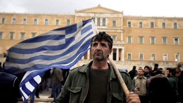 A farmer carries a Greek flag in front of the parliament during a protest against planned pension reforms in Athens, Greece February 12, 2016. - Sputnik International
