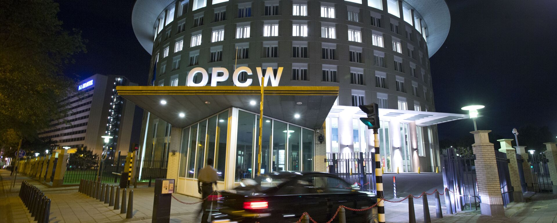 A car arrives at the headquarters of the Organization for the Prohibition of Chemical Weapons, OPCW, in The Hague, Netherlands. - Sputnik International, 1920, 07.11.2022