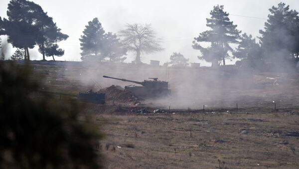 Turkish artillery fire from the border near Kilis toward northern Syria, in Kilis, Turkey, Monday, Feb. 15, 2016. - Sputnik International