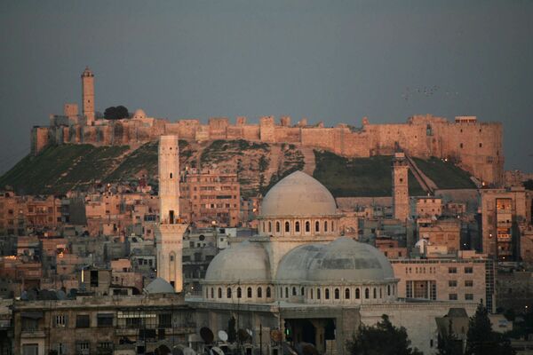 A picture taken 17 March 2006 shows a general view of the historic Syrian city of Aleppo, 350 kms north of Damascus, with its landmark cytadel in the background. - Sputnik International