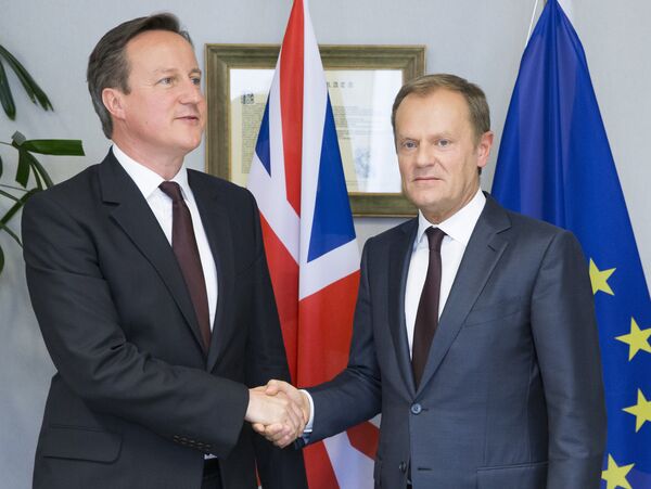 British Prime Minister David Cameron (L) and EU Council President Donald Tusk shake hands prior to their meeting ahead of an EU summit, at the EU Council in Brussels on June 25, 2015. British Prime Minister David Cameron (L) and EU Council President Donald Tusk shake hands prior to their meeting ahead of an EU summit, at the EU Council in Brussels on June 25, 2015. - Sputnik International