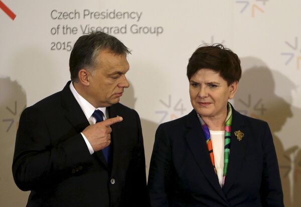 Hungary's Prime Minister Viktor Orban (L) points at Poland's Prime Minister Beata Szydlo during an extraordinary Visegrad Group summit aimed at resolving the migration crisis in Prague, Czech Republic, February 15, 2016. Hungary's Prime Minister Viktor Orban (L) points at Poland's Prime Minister Beata Szydlo during an extraordinary Visegrad Group summit aimed at resolving the migration crisis in Prague, Czech Republic, February 15, 2016. - Sputnik International