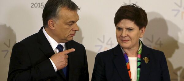 Hungary's Prime Minister Viktor Orban (L) points at Poland's Prime Minister Beata Szydlo during an extraordinary Visegrad Group summit aimed at resolving the migration crisis in Prague, Czech Republic, February 15, 2016. - Sputnik International